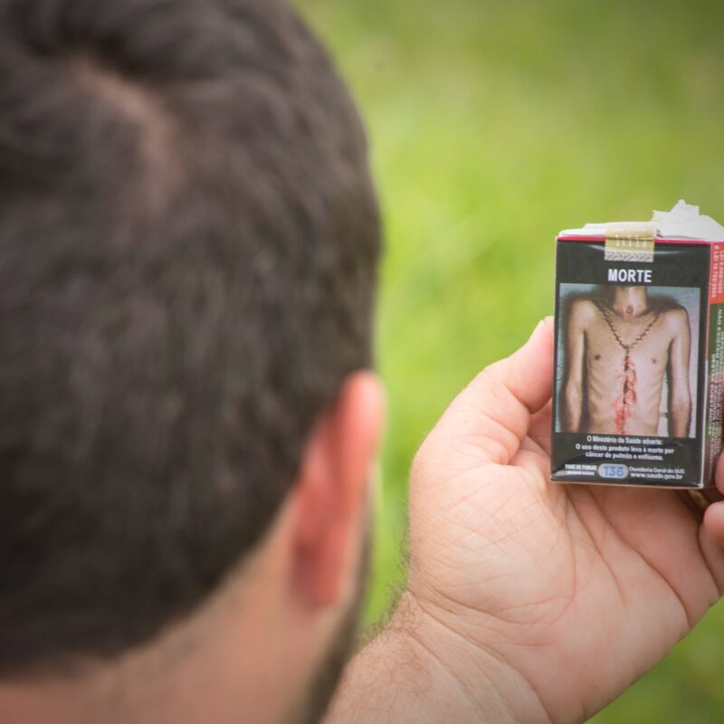 Fotos estampadas nos maços de cigarro conseguem alertar para os riscos do tabagismo?