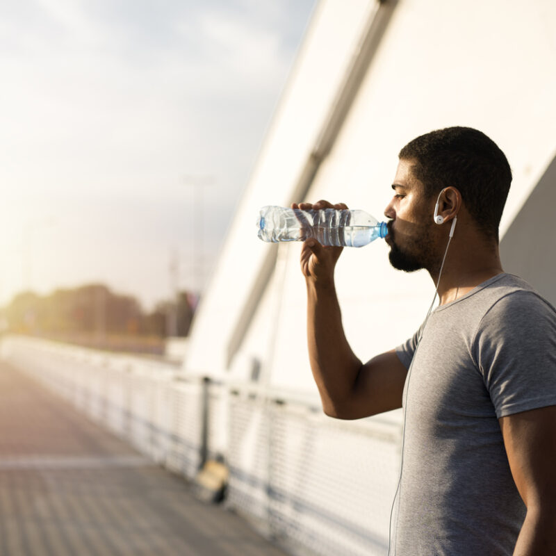 7 motivos para você não deixar de beber água