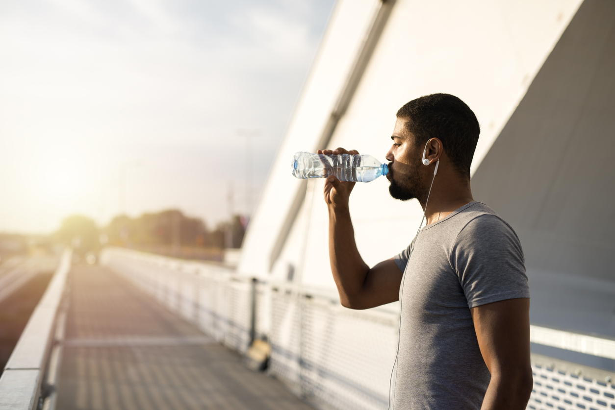 7 motivos para você não deixar de beber água