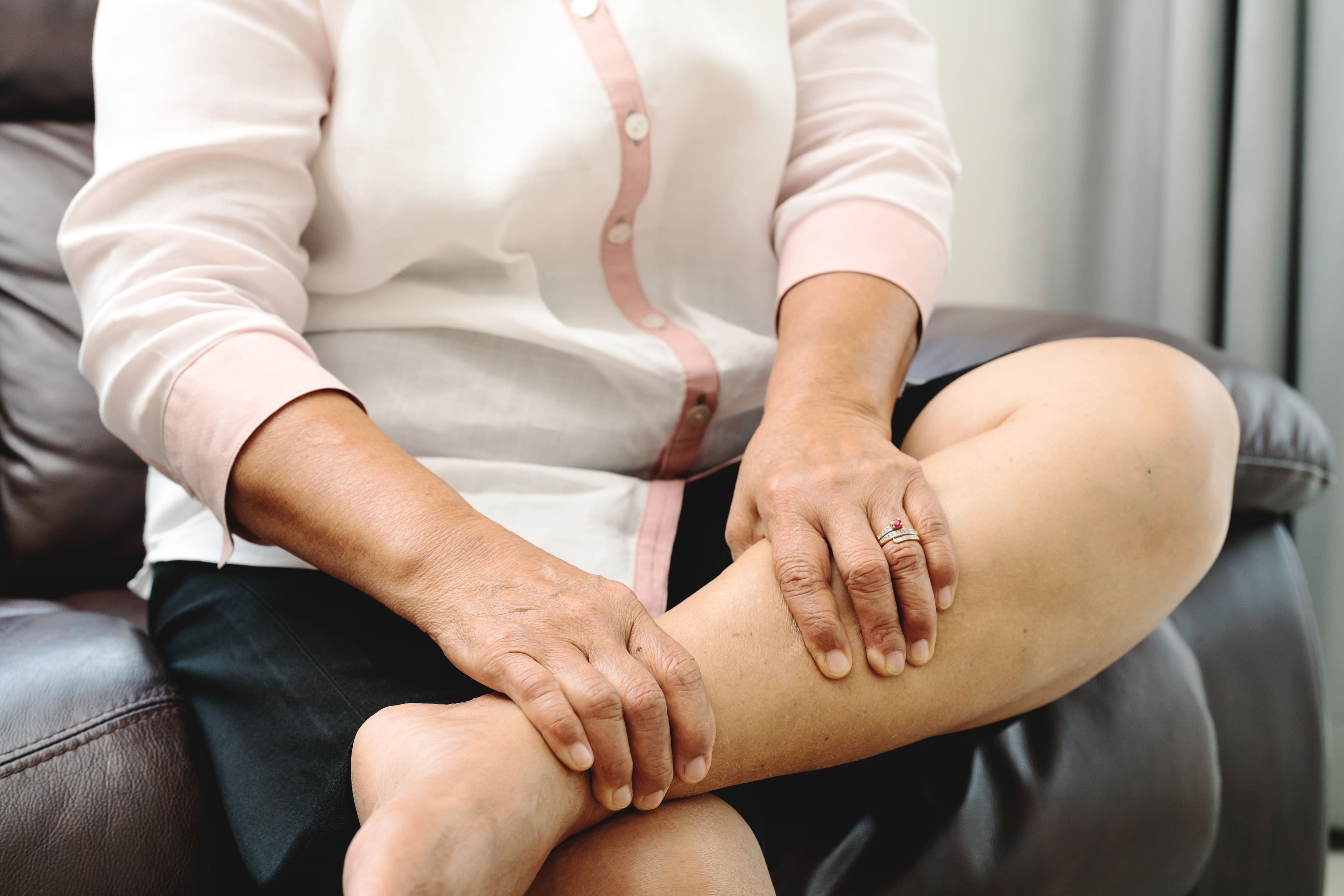 Cansaço nas pernas no fim do dia pode ser lipedema? Veja o que fazer!